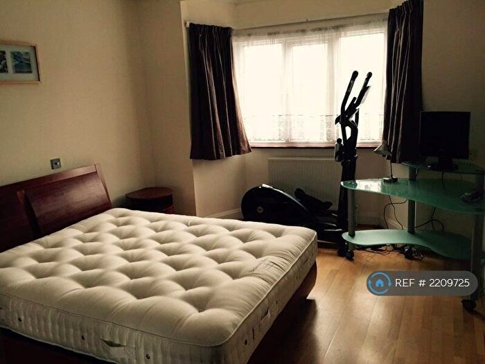 3 Bedroom Flat To Rent In Watford Way, London, NW4