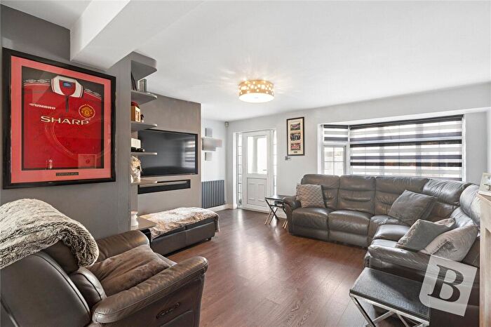3 Bedroom Semi-Detached House For Sale In Deri Avenue, Rainham, RM13