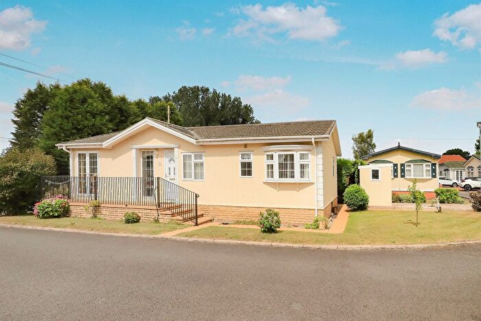 2 Bedroom Mobile/park Home For Sale In Lawn Lane, Coven, Wolverhampton, WV9