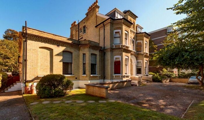 2 Bedroom Flat To Rent In Eaton Gardens, Hove, BN3