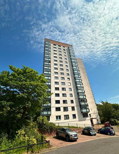2 Bedroom Flat For Sale In Wheatley Court, Halifax, HX2