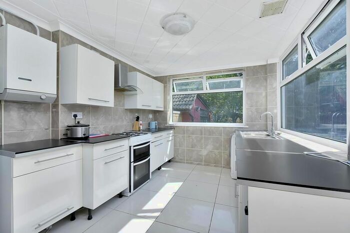 3 Bedroom Bungalow To Rent In Rural Way, London, SW16