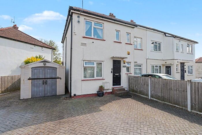 2 Bedroom Maisonette For Sale In The Crescent, Harlington, Hayes, UB3
