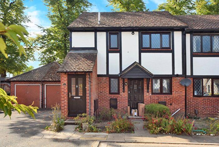 1 Bedroom Maisonette To Rent In Kings Chase, East Molesey, Surrey, KT8