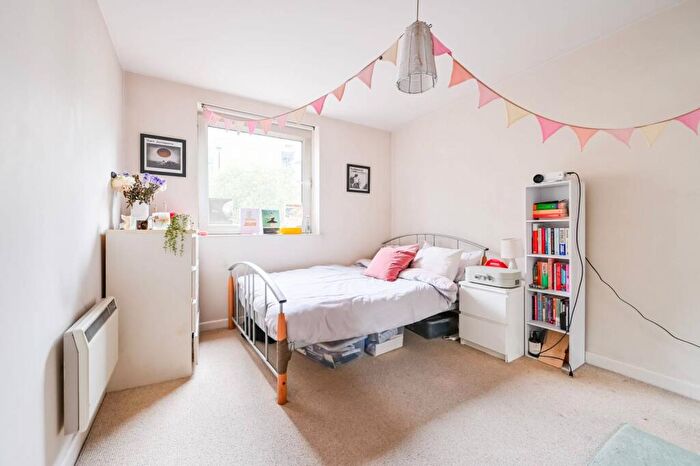 2 Bedroom Flat To Rent In Branch Road, Limehouse, London, E14