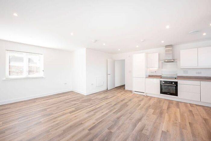 2 Bedroom Flat For Sale In So Resi Finchampstead, RG40