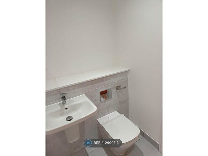 2 Bedroom Flat To Rent In Suffield Hill, High Wycombe, HP11