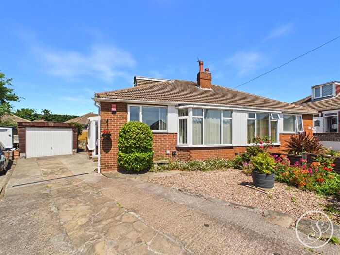 4 Bedroom Semi-Detached Bungalow For Sale In Field End Green, Leeds, LS15