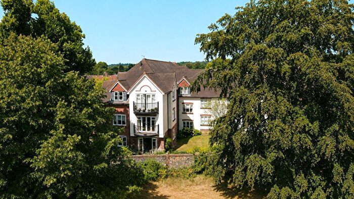 3 Bedroom Flat For Sale In Haslemere, Surrey, GU27