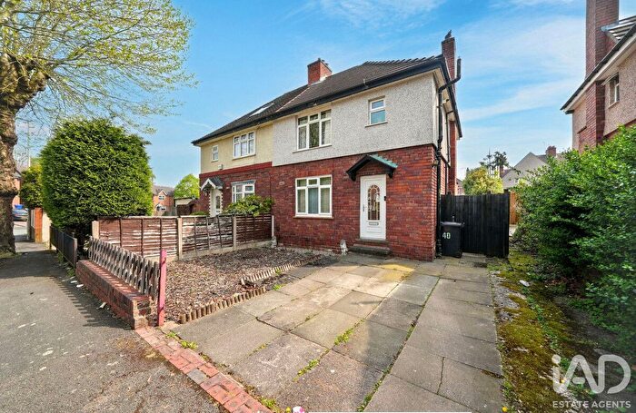 3 Bedroom Semi-Detached House For Sale In Poplar Crescent, Dudley, DY1