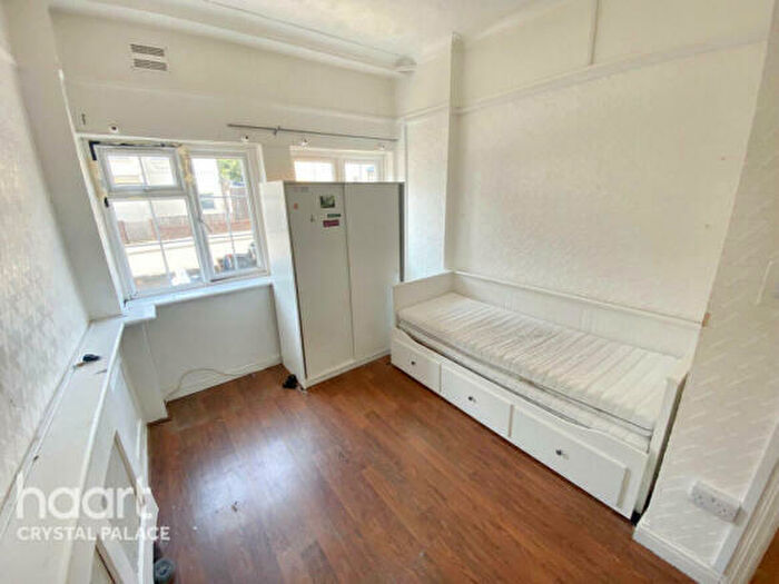 1 Bedroom Flat For Sale In Ground Floor Flat, Parish Lane, Penge, Crystal Palace, London, Greater London, SE20