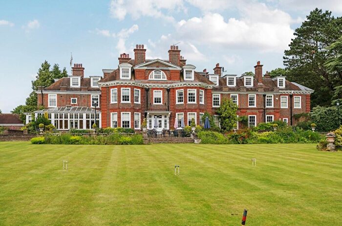 2 Bedroom Retirement Property For Sale In Ravens Court, Castle Village, Berkhamsted, HP4