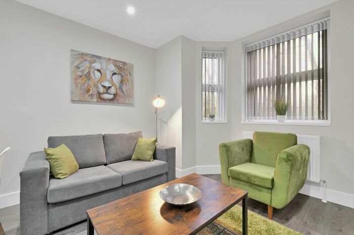 2 Bedroom Flat To Rent In Russell Road, Shepperton, TW17