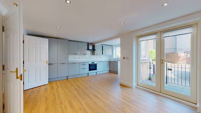 4 Bedroom Town House To Rent In Wharf Road, Stamford, PE9