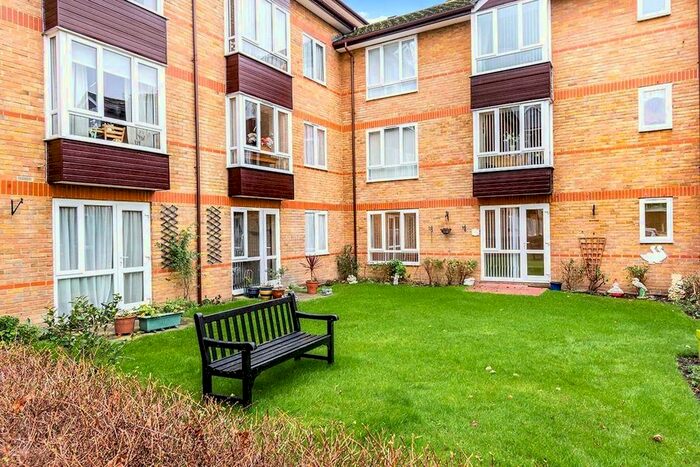 1 Bedroom Flat To Rent In Oak Lodge, Thicket Road, Sutton, Surrey, SM1