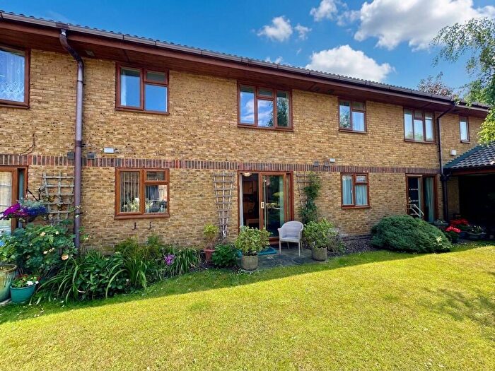 1 Bedroom Flat For Sale In Outwood Common Road, Billericay, CM11