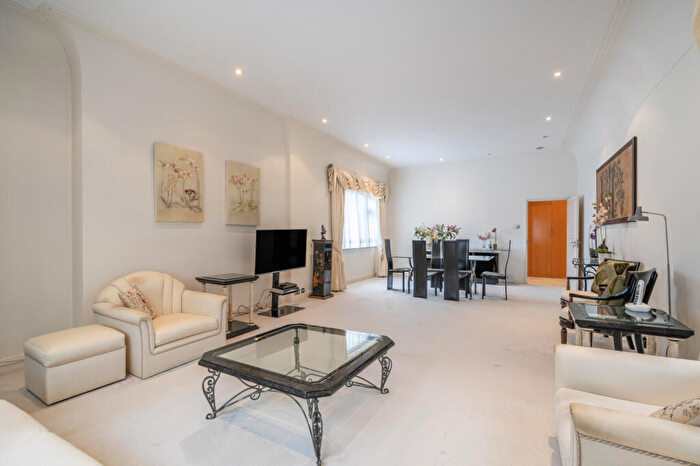 3 Bedroom Apartment For Sale In Avenue Close, Avenue Road, London, NW8