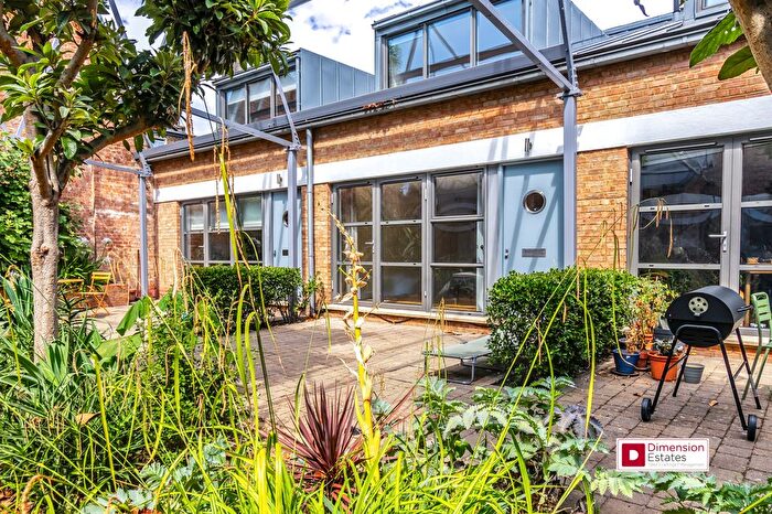 2 Bedroom Terraced House To Rent In Buckingham Road, London, London, N1