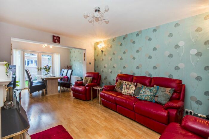 3 Bedroom Terraced House To Rent In Kings Head Hill, Chingford, London E4