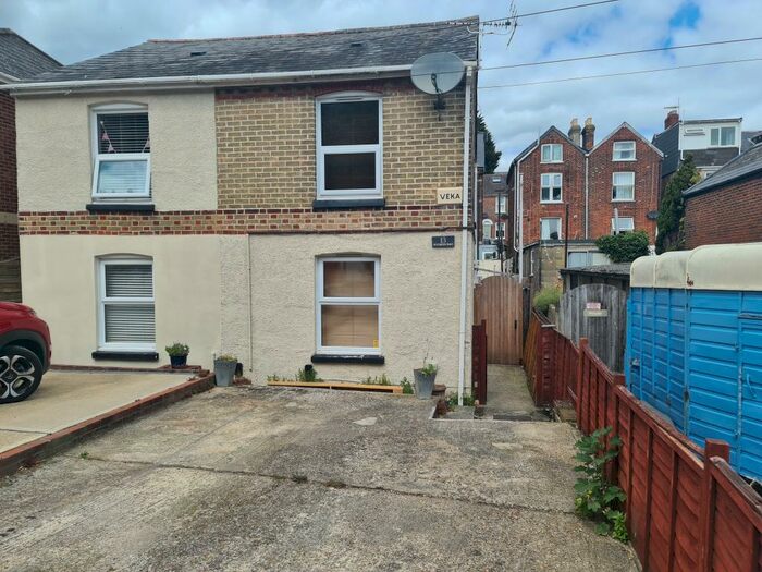 2 Bedroom House To Rent In Moorgreen Road, Cowes, PO31