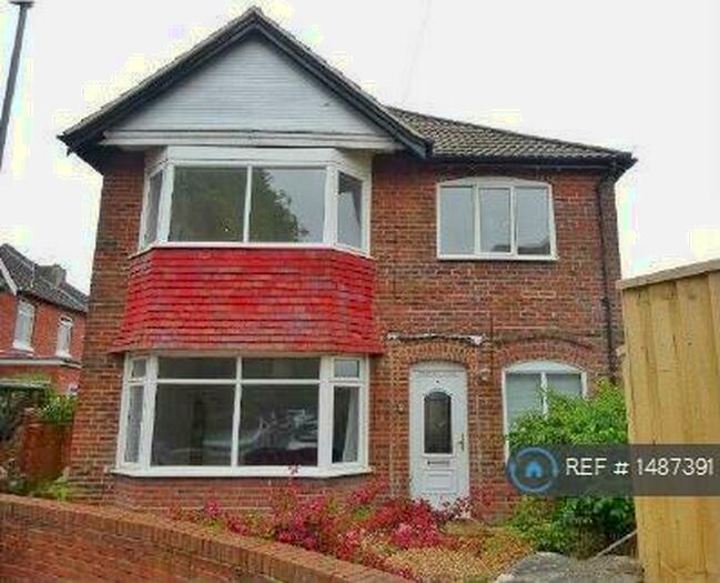 3 Bedroom Detached House To Rent In Colebrook Avenue, Southampton, SO15