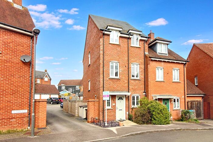 4 Bedroom Semi Detached House For Sale In Acres Way, Aylesbury, HP19