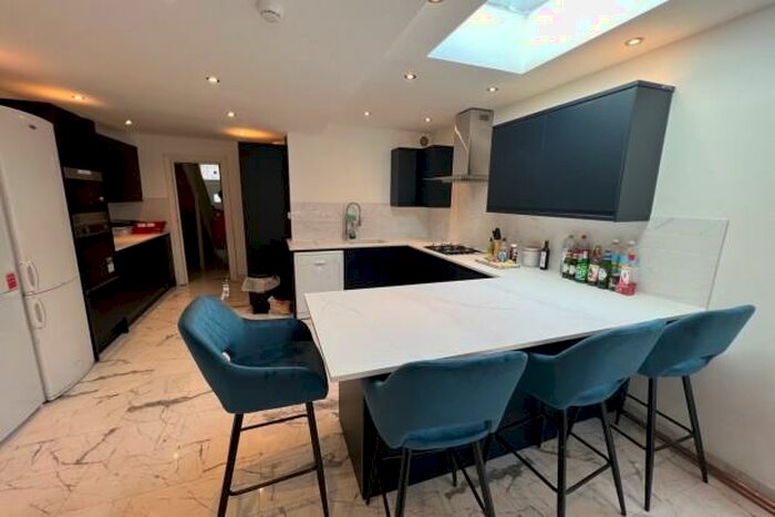 6 Bedroom Terraced House To Rent In Richards Street Cardiff, CF24