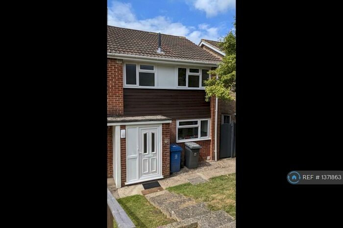 3 Bedroom Semi-Detached House To Rent In Sutton Close, Maidenhead, SL6