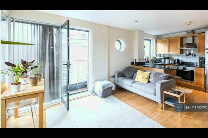 2 Bedroom Flat To Rent In East Smithfield, London, E1W