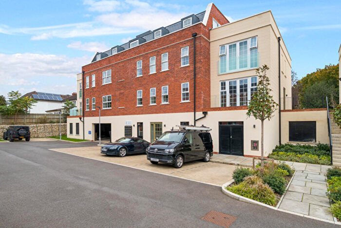 2 Bedroom Flat To Rent In Jubilee Gardens, Weybridge, Surrey, KT13