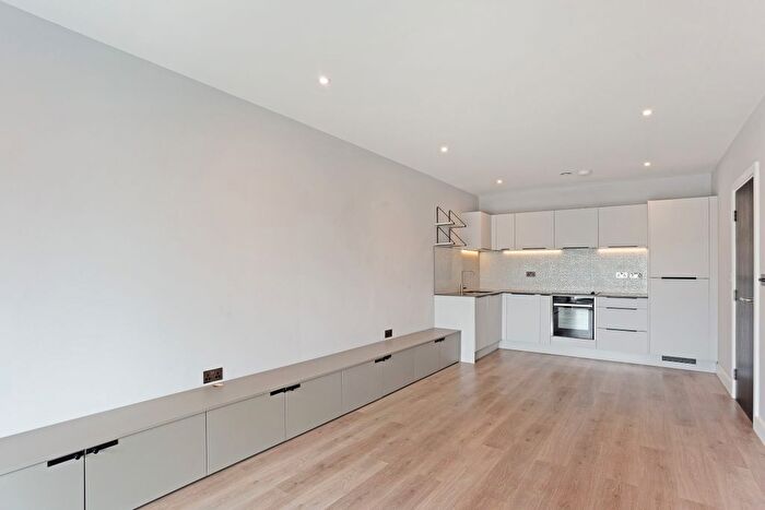 2 Bedroom Flat To Rent In Kilburn Lane, London, W10
