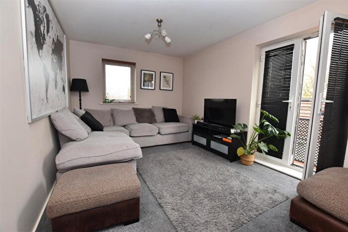 2 Bedroom Flat For Sale In Sandwell Park, Kingswood, Hull, HU7