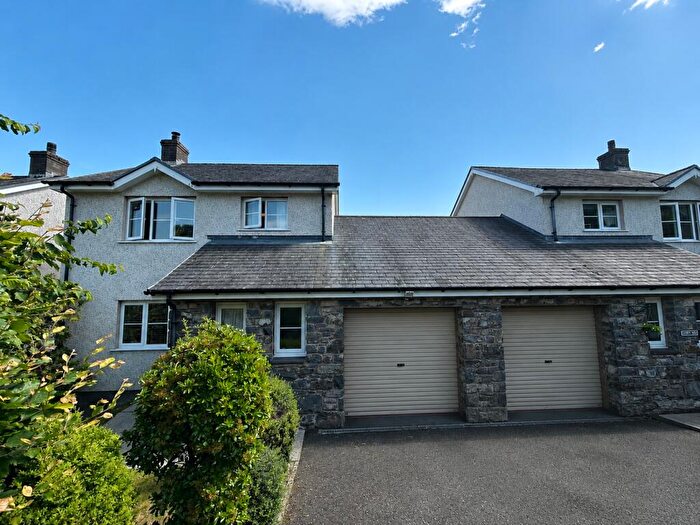 3 Bedroom Detached House For Sale In Maes Treflyn, Bala, LL23
