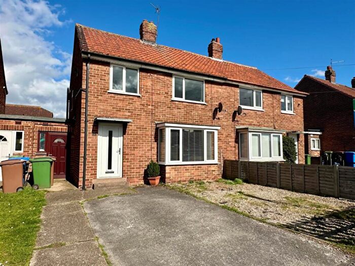 3 Bedroom Semi-Detached House For Sale In Wold View, Brough, HU15