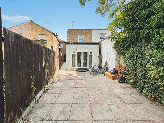 2 Bedroom Flat For Sale In Hale Lane, London, NW7