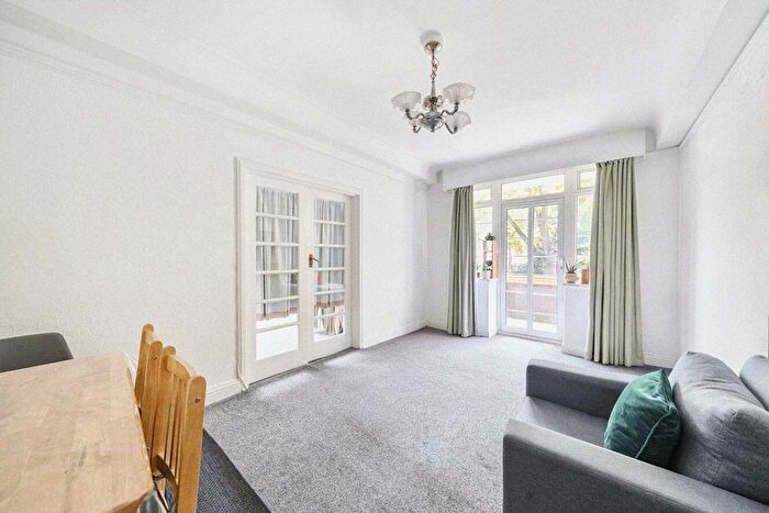 2 Bedroom Flat For Sale In Belsize Avenue, London, NW3