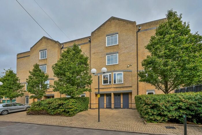 2 Bedroom Flat To Rent In Conant Mews, Aldgate, London, E1