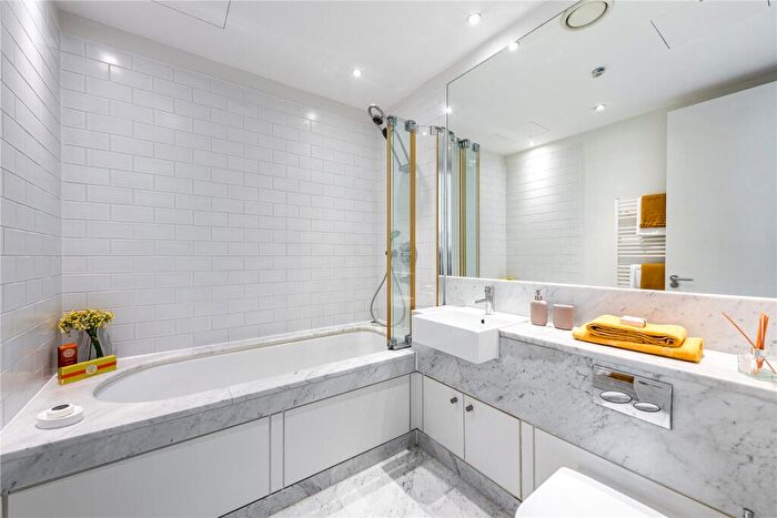 2 Bedroom Apartment For Sale In Waterfront House, London, SW11