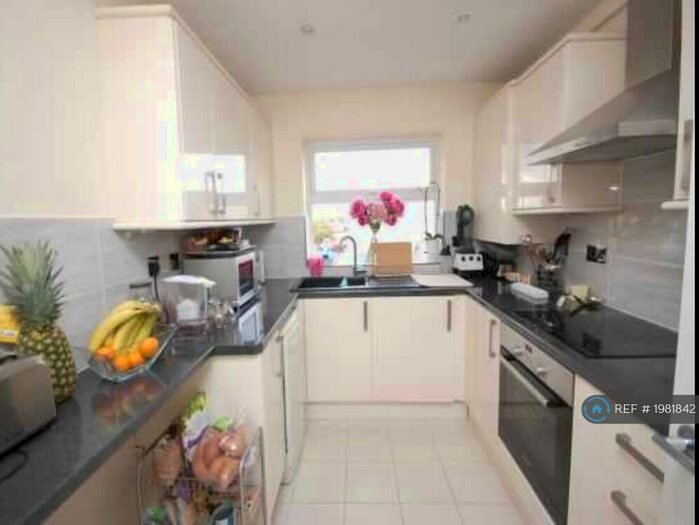2 Bedroom Flat To Rent In Shenfield, Shenfield, CM15