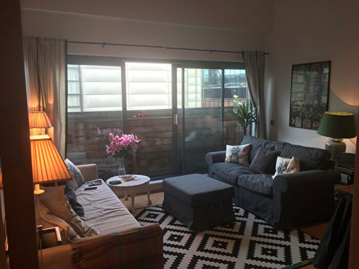 2 Bedroom Flat To Rent In Oldham Road, Manchester, M4