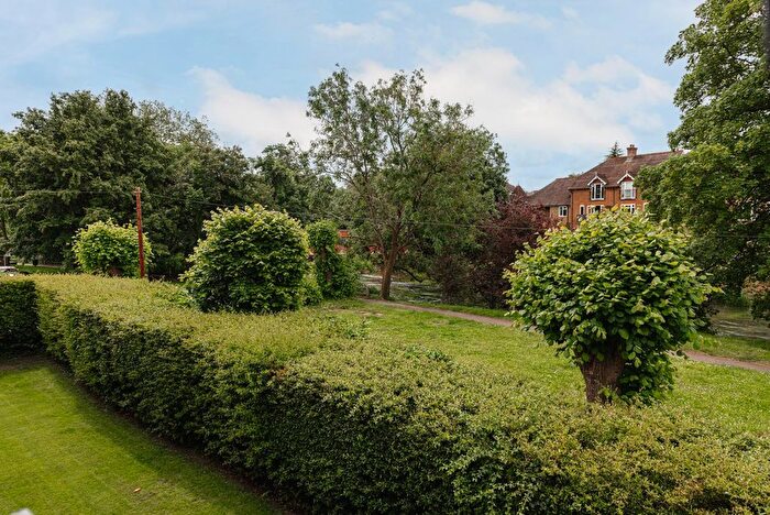 2 Bedroom Flat To Rent In Belmont Road, Leatherhead, KT22