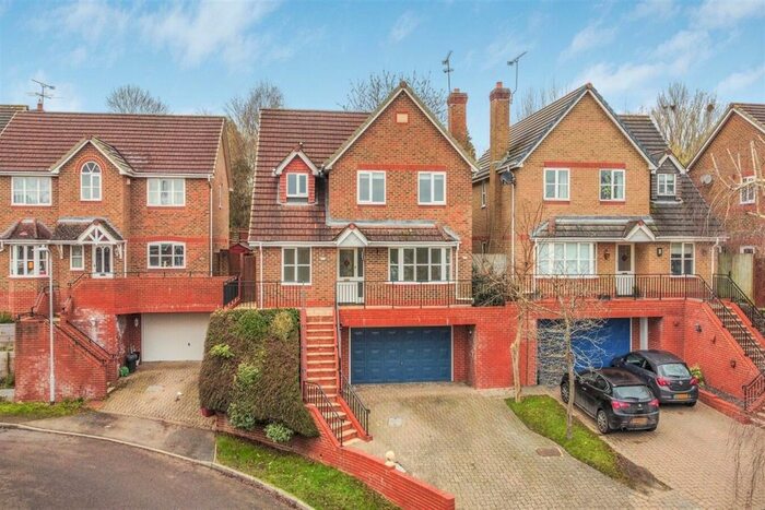 4 Bedroom Detached House To Rent In Ammanford, Reading, RG4