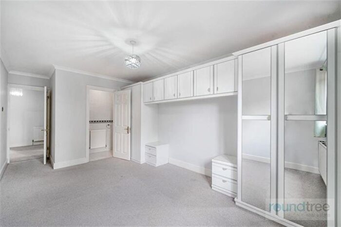 2 Bedroom Flat For Sale In Ashmoor Lodge, Beech Walk, Mill Hill, NW7