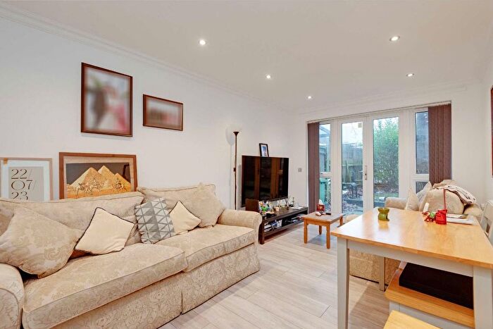 3 Bedroom Flat To Rent In Swain Street, London, NW8