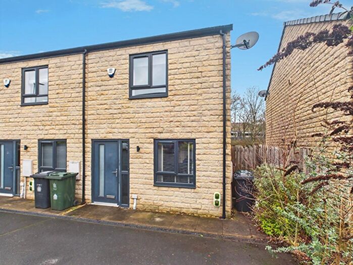 2 Bedroom Town House For Sale In Beck View Way, Shipley, BD18