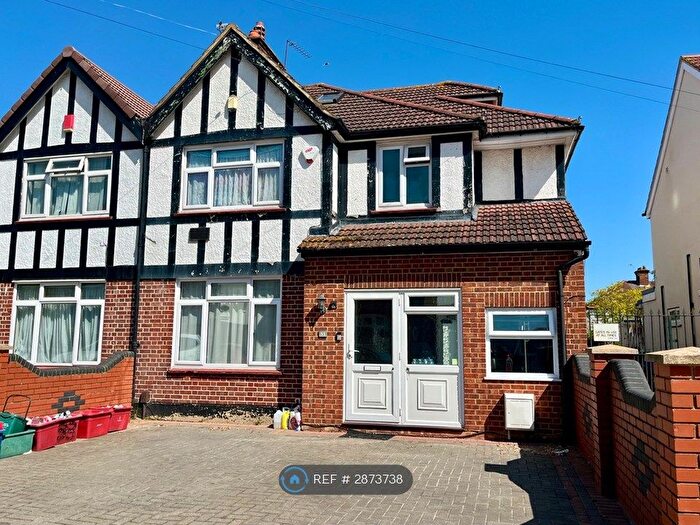 4 Bedroom Semi Detached House To Rent In Meadow Waye, Hounslow, TW5