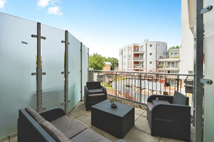 1 Bedroom Flat For Sale In Lankaster Gardens, London, London, N2