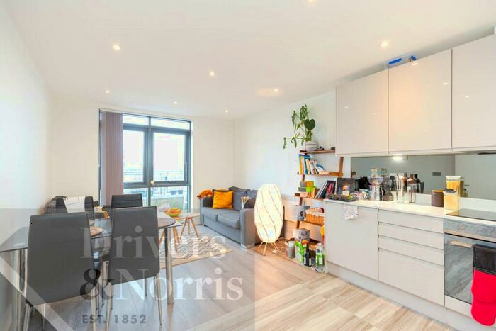 3 Bedroom Penthouse To Rent In Sussex Way, Islington, London, N7