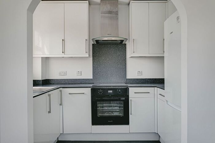 2 Bedroom Flat To Rent In Commercial Way, London, SE15