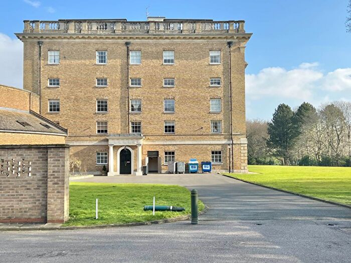 3 Bedroom Flat For Sale In Thorndon Park, Ingrave, CM13